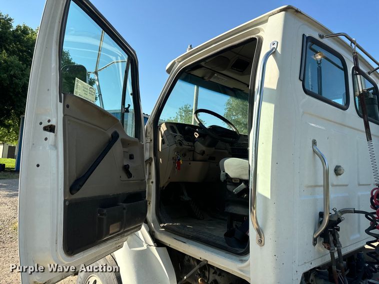 image for item DQ6796 2005 Sterling  semi truck