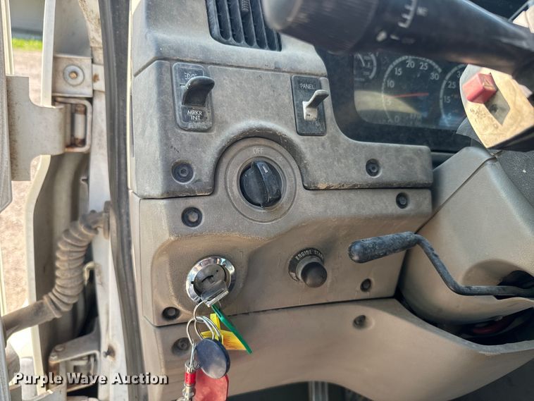 image for item DQ6796 2005 Sterling  semi truck