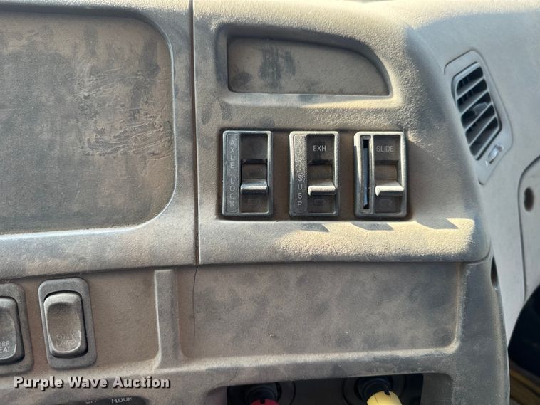 image for item DQ6796 2005 Sterling  semi truck