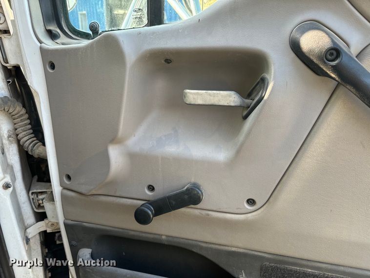 image for item DQ6796 2005 Sterling  semi truck