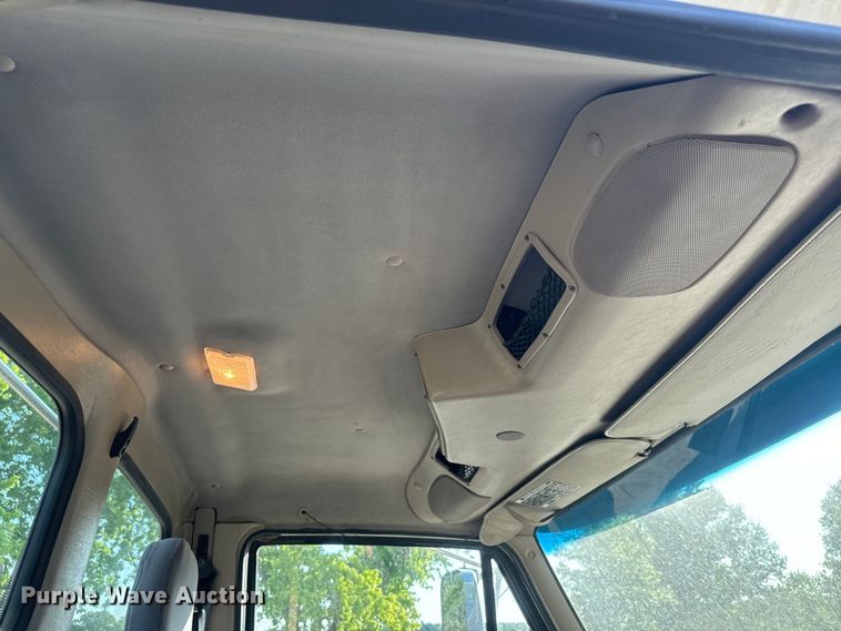 image for item DQ6796 2005 Sterling  semi truck