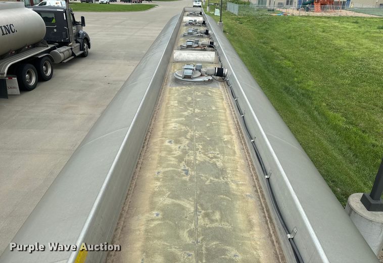 image for item DQ6798 2004 Polar tank trailer