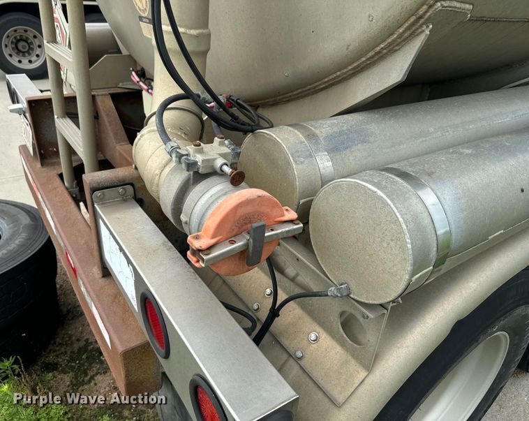 image for item DQ6798 2004 Polar tank trailer