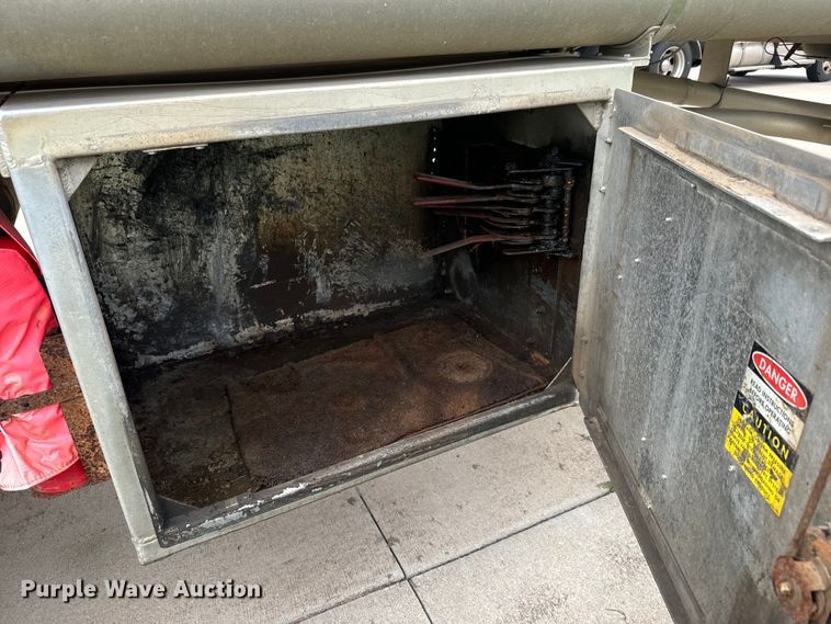 image for item DQ6798 2004 Polar tank trailer