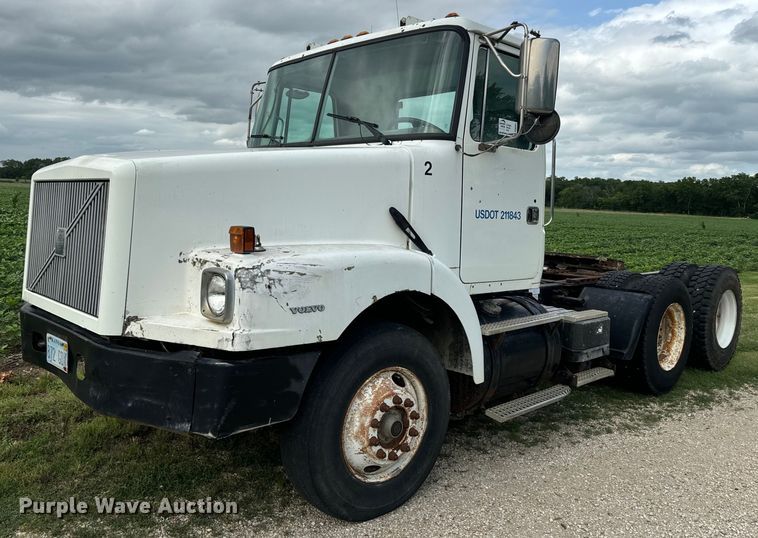 image for item DQ6801 1997 Volvo WG semi truck