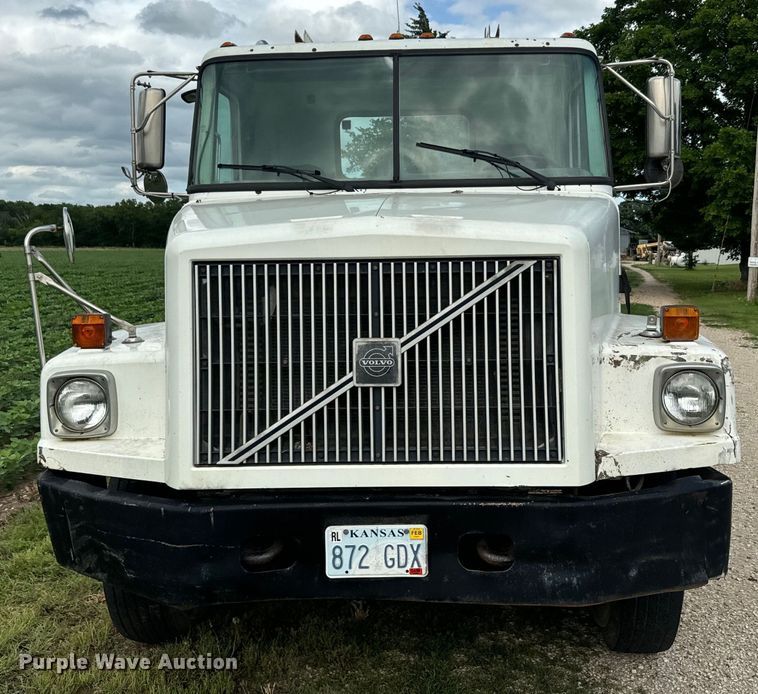 image for item DQ6801 1997 Volvo WG semi truck