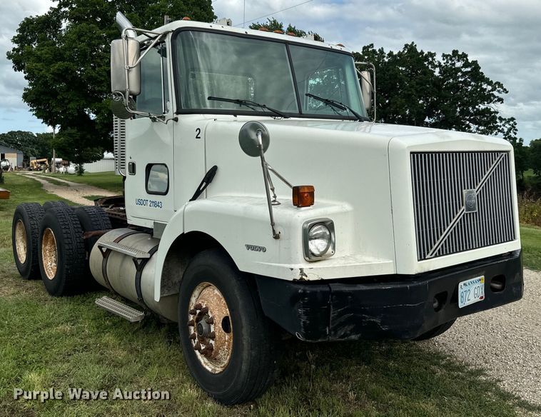 image for item DQ6801 1997 Volvo WG semi truck