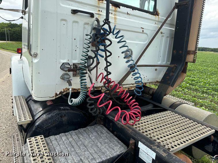 image for item DQ6801 1997 Volvo WG semi truck