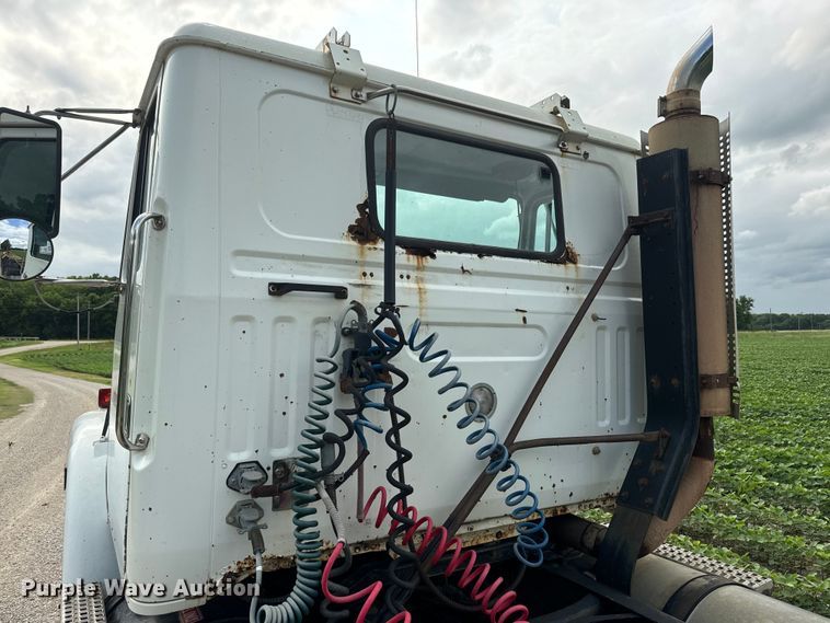 image for item DQ6801 1997 Volvo WG semi truck