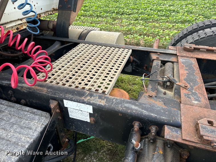 image for item DQ6801 1997 Volvo WG semi truck