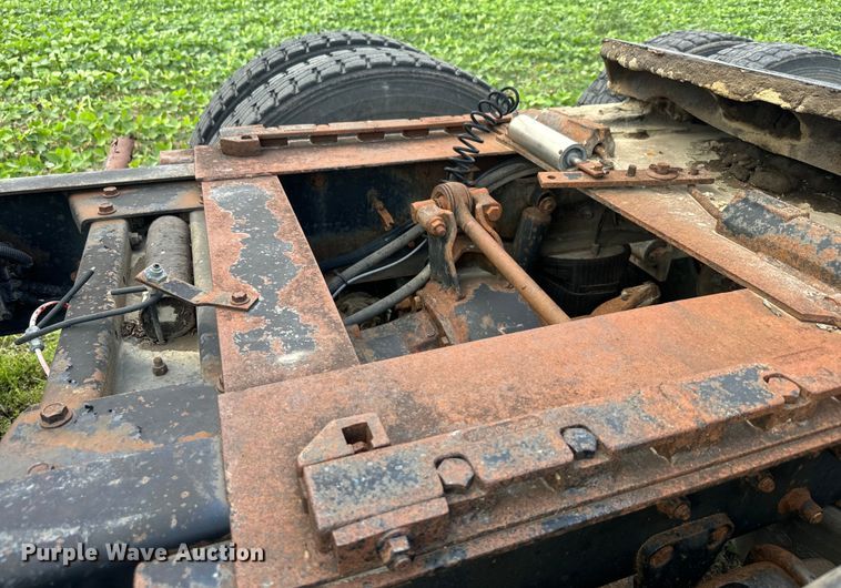 image for item DQ6801 1997 Volvo WG semi truck