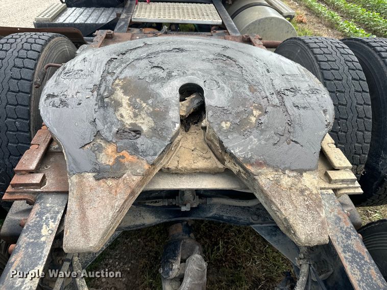 image for item DQ6801 1997 Volvo WG semi truck