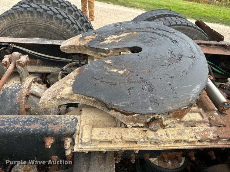 image for item DQ6801 1997 Volvo WG semi truck