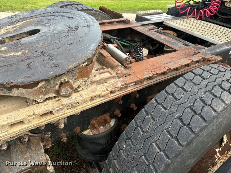 image for item DQ6801 1997 Volvo WG semi truck