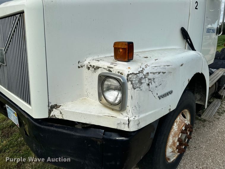 image for item DQ6801 1997 Volvo WG semi truck