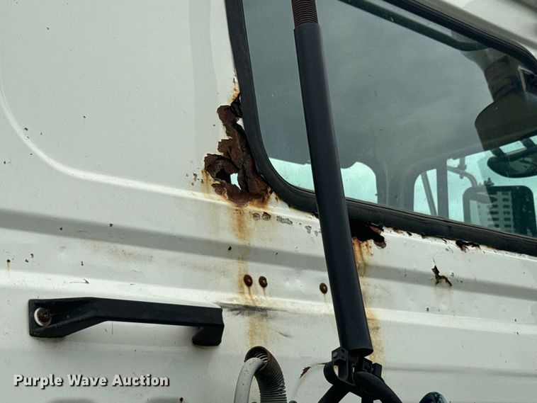 image for item DQ6801 1997 Volvo WG semi truck