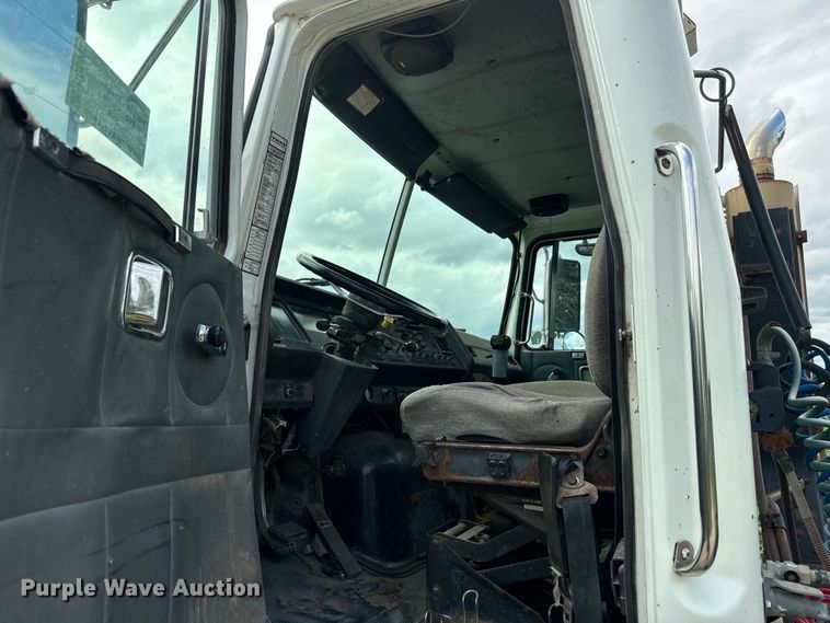 image for item DQ6801 1997 Volvo WG semi truck