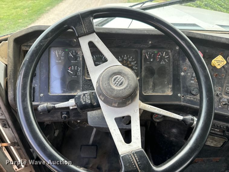 image for item DQ6801 1997 Volvo WG semi truck