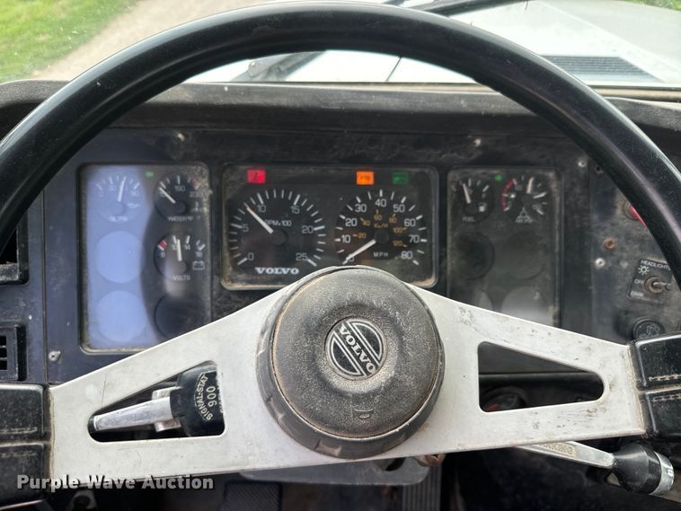 image for item DQ6801 1997 Volvo WG semi truck