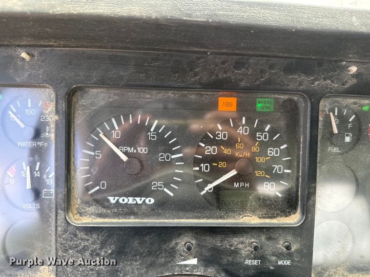 image for item DQ6801 1997 Volvo WG semi truck