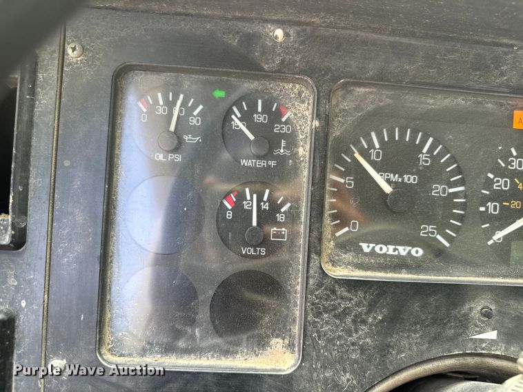 image for item DQ6801 1997 Volvo WG semi truck