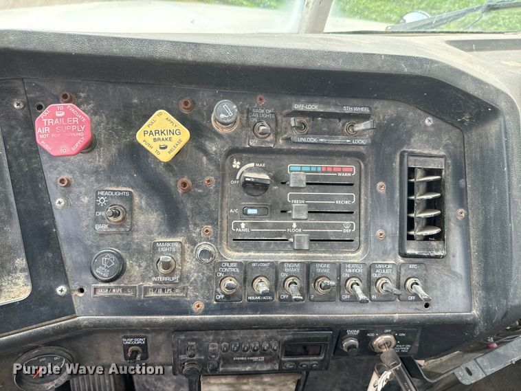 image for item DQ6801 1997 Volvo WG semi truck