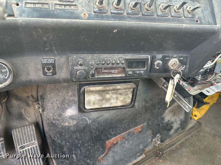 image for item DQ6801 1997 Volvo WG semi truck