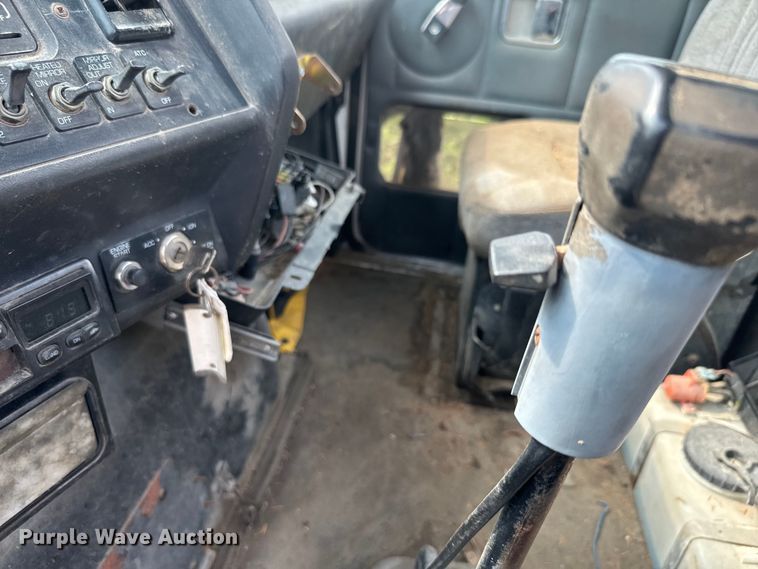 image for item DQ6801 1997 Volvo WG semi truck