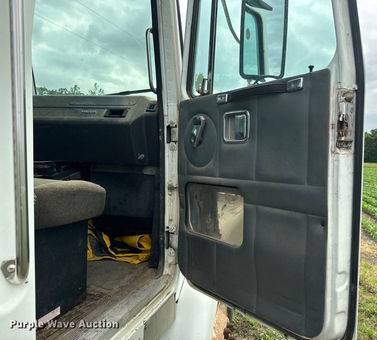 image for item DQ6801 1997 Volvo WG semi truck