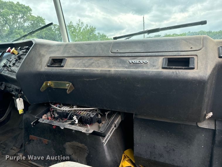 image for item DQ6801 1997 Volvo WG semi truck