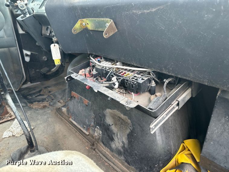 image for item DQ6801 1997 Volvo WG semi truck