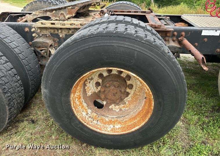 image for item DQ6801 1997 Volvo WG semi truck