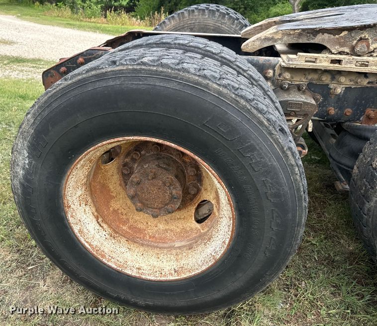 image for item DQ6801 1997 Volvo WG semi truck