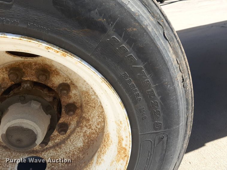 image for item DQ7074 2001 Wabash dry van trailer