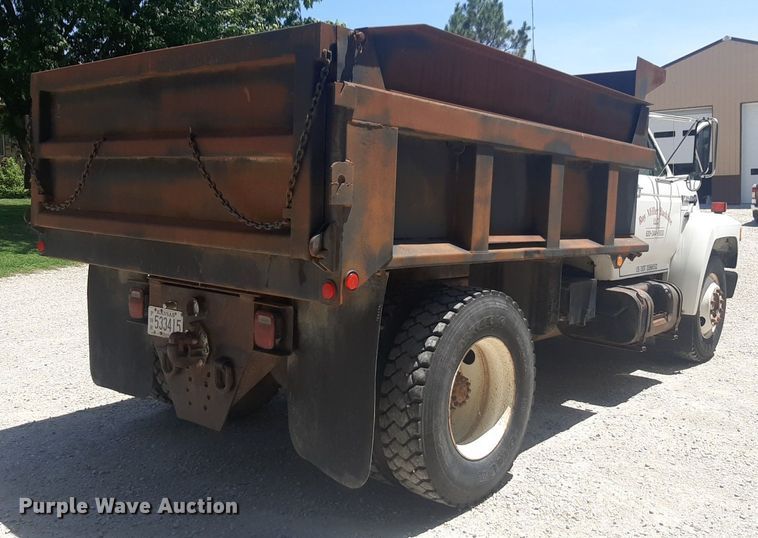 image for item DQ7118 1994 Ford F700 dump truck