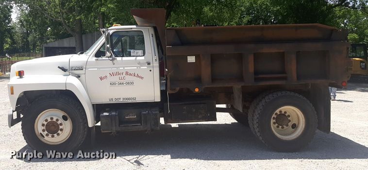 image for item DQ7118 1994 Ford F700 dump truck