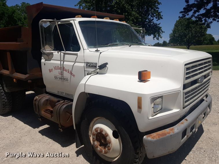 image for item DQ7118 1994 Ford F700 dump truck