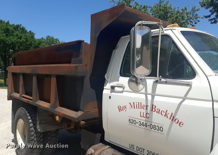 image for item DQ7118 1994 Ford F700 dump truck