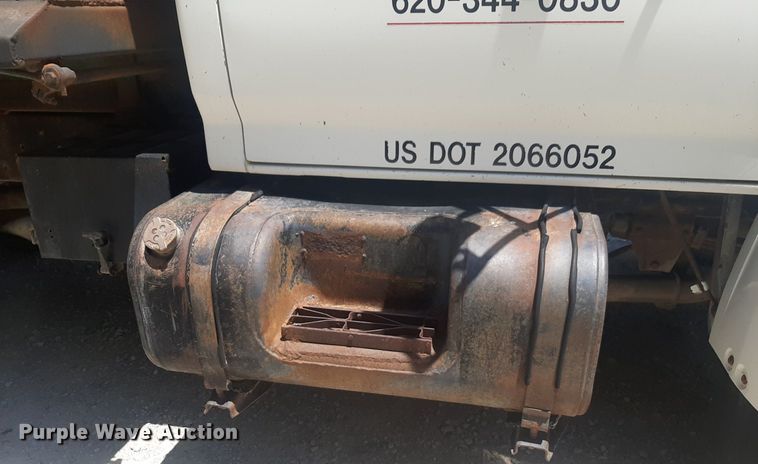 image for item DQ7118 1994 Ford F700 dump truck