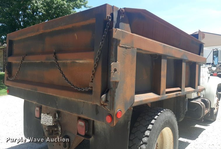 image for item DQ7118 1994 Ford F700 dump truck