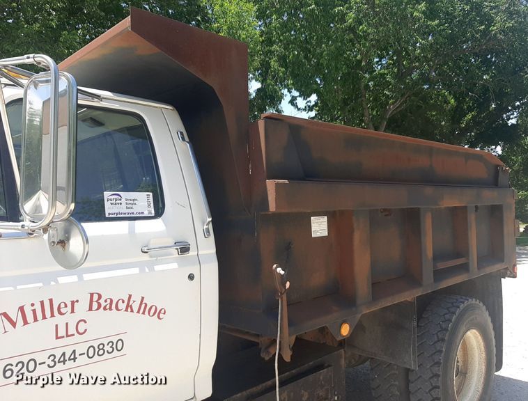 image for item DQ7118 1994 Ford F700 dump truck