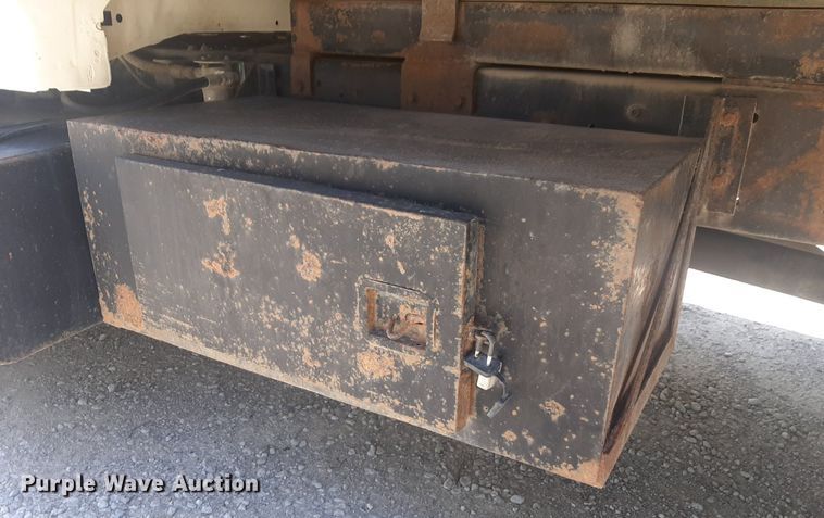 image for item DQ7118 1994 Ford F700 dump truck