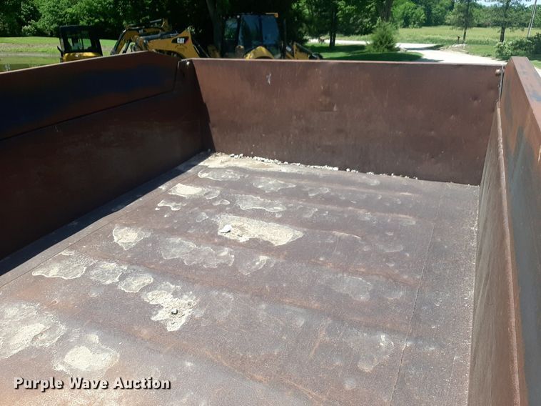 image for item DQ7118 1994 Ford F700 dump truck