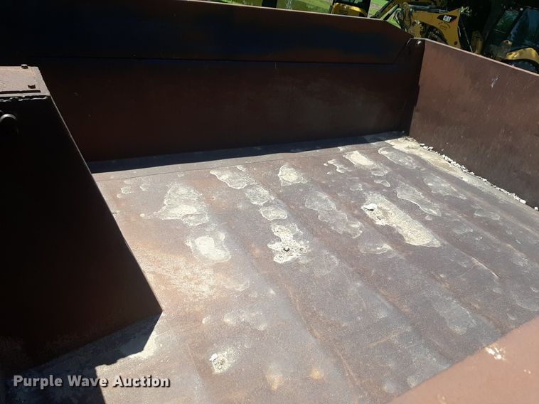 image for item DQ7118 1994 Ford F700 dump truck