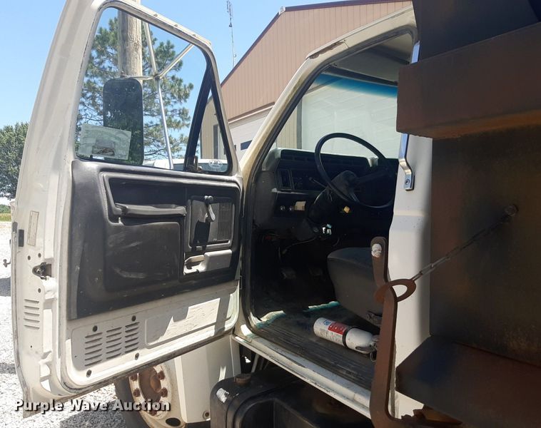 image for item DQ7118 1994 Ford F700 dump truck