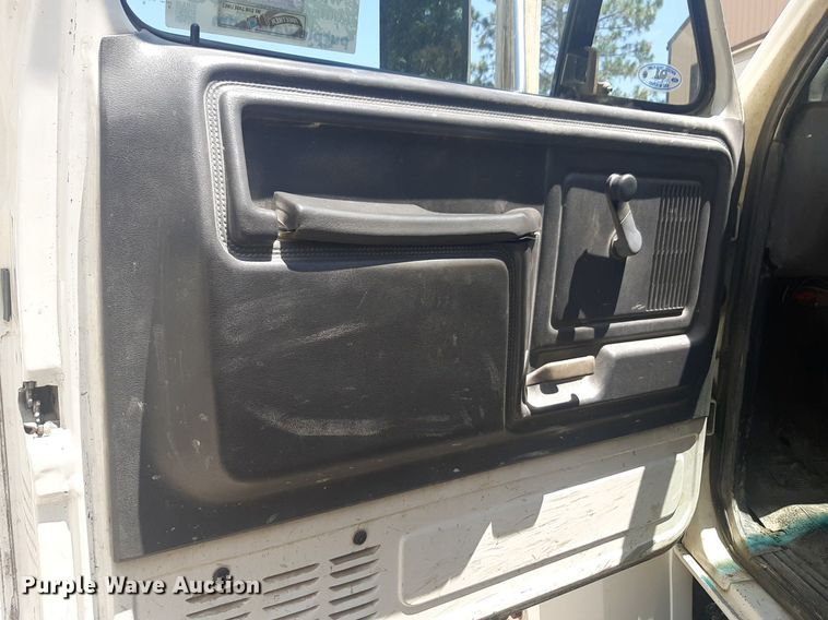 image for item DQ7118 1994 Ford F700 dump truck