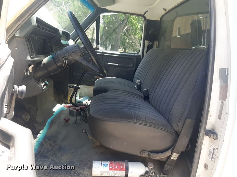 image for item DQ7118 1994 Ford F700 dump truck