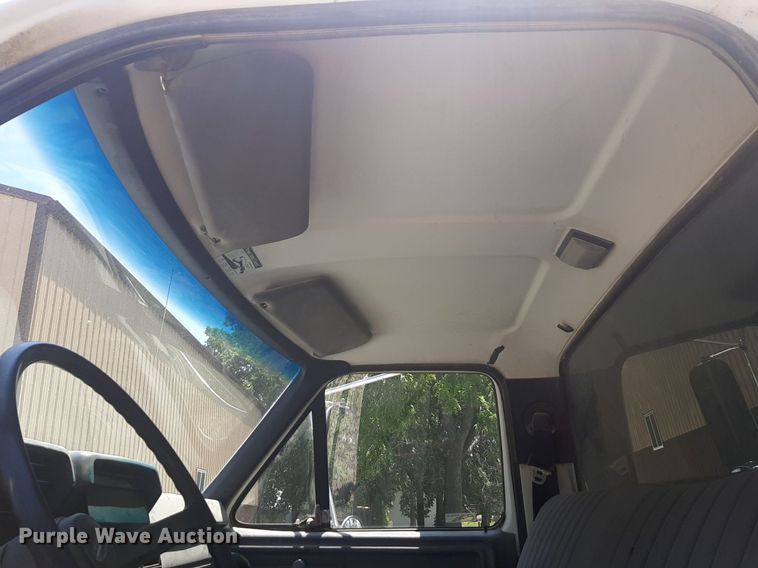 image for item DQ7118 1994 Ford F700 dump truck