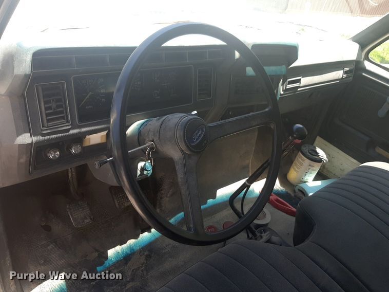 image for item DQ7118 1994 Ford F700 dump truck