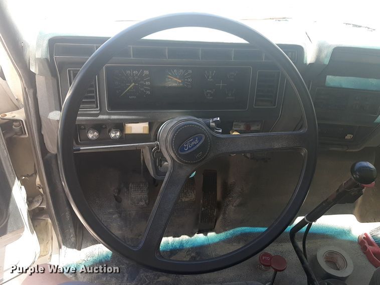 image for item DQ7118 1994 Ford F700 dump truck